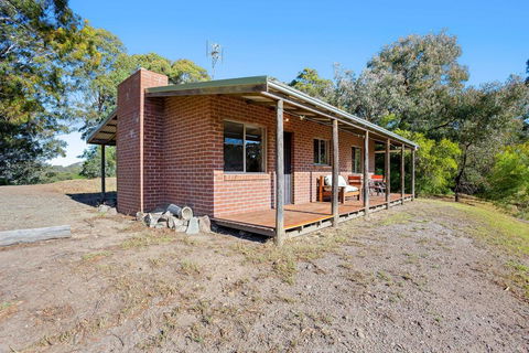 Braeside Cabin Four - Ziera - Mackay Tourism 0