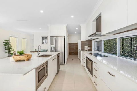 Brand New PRIZE HOME 50m Path To Beach - Mackay Tourism 1
