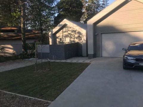 Bridal Falls Cottage - Mackay Tourism 0