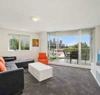 Bridge and Sails - Views of the Bridge and Opera House from this Executive 2BR Apartment in Darlinghurst - Mackay Tourism