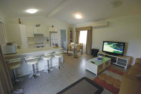 Broke Village Hideaway - Mackay Tourism 3