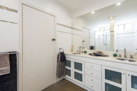 Bungan Beach House - Heated Indoor Pool - Mackay Tourism 3
