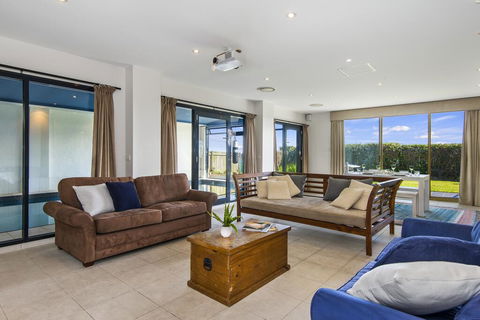Bungan Beach House - Heated Indoor Pool - Mackay Tourism 0