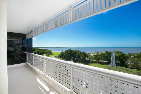 Cairns Luxury Seafront Apartment - Mackay Tourism 3