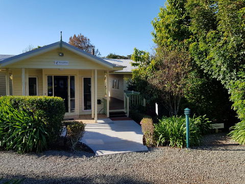 Camelot Cottages - Mackay Tourism 0