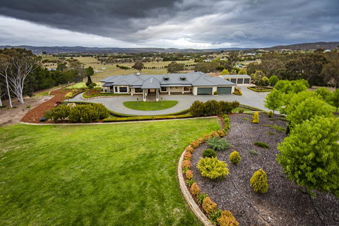 Canberra Luxury Estate - Mackay Tourism 2