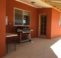 Caretakers Cottage Budget Accommodation - Mackay Tourism