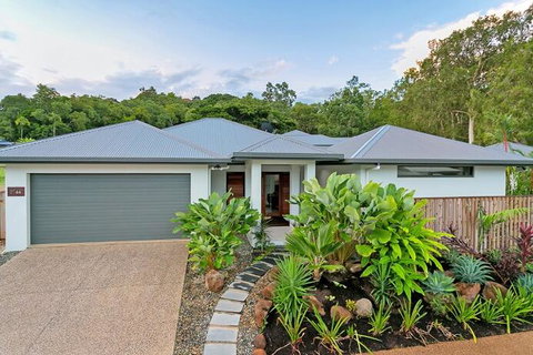 Castaways - Palm Cove - Mackay Tourism 1