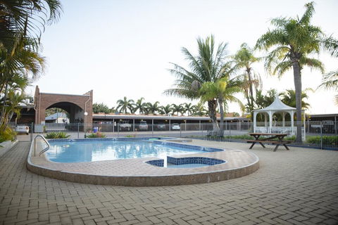 Castle Motor Lodge - Mackay Tourism 3