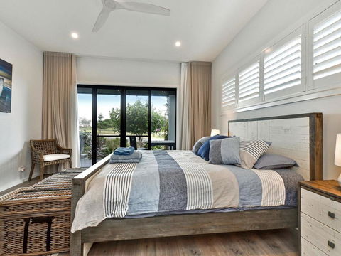 Caves Luxury Beachside Escape - Literally Across The Road From Surf Club - Mackay Tourism 3