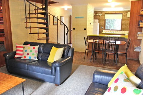 Cedar Holiday Units - Apartment 3 - Mackay Tourism 0