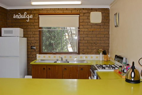 Cedar Holiday Units - Apartment 3 - Mackay Tourism 3