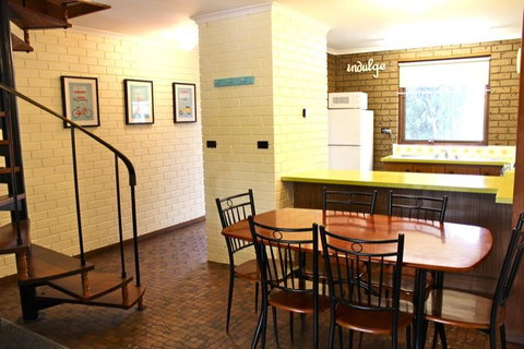 Cedar Holiday Units - Apartment 3 - Mackay Tourism 1