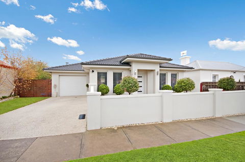 Central Warrnambool Townhouse - Mackay Tourism 0