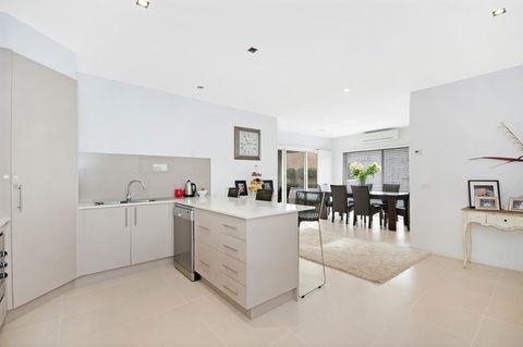 Central Warrnambool Townhouse - Mackay Tourism 1