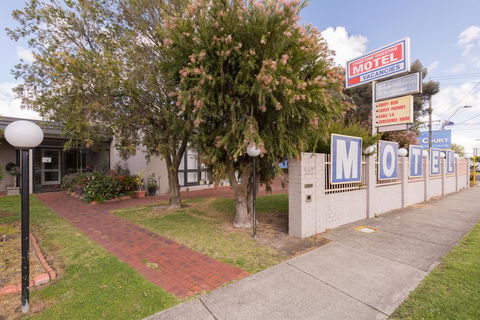 Chadstone Executive Motel - Mackay Tourism 0