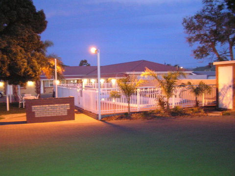 Charles Rasp Motor Inn & Cottages - Mackay Tourism 0
