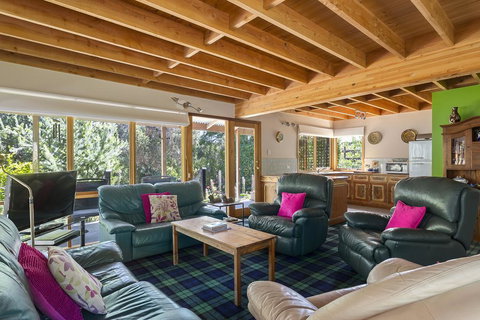 Charming Cottage On Gulls - Native Location - Mackay Tourism 3