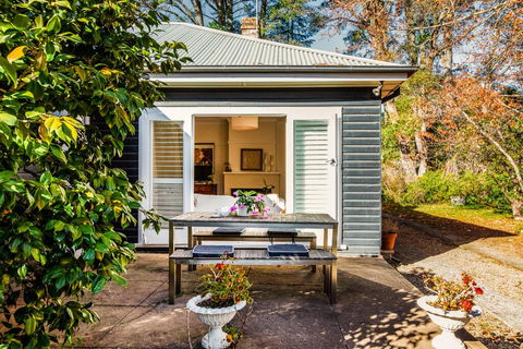 Charming Mountain Cottage - Mackay Tourism 0