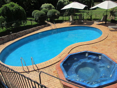 Chestnut Tree Holiday Units - Mackay Tourism 0