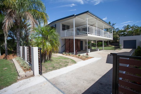 City Beach Holiday House - Mackay Tourism 0