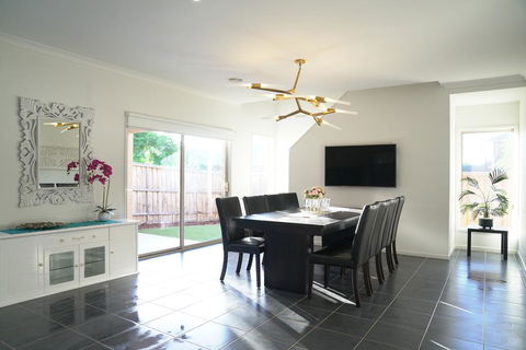 Classic 6BRM Villa In Melbourne - Mackay Tourism 2