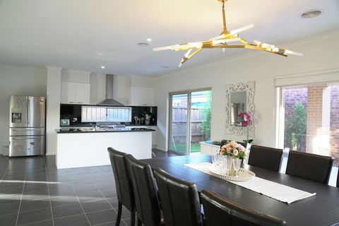 Classic 6BRM Villa In Melbourne - Mackay Tourism 0