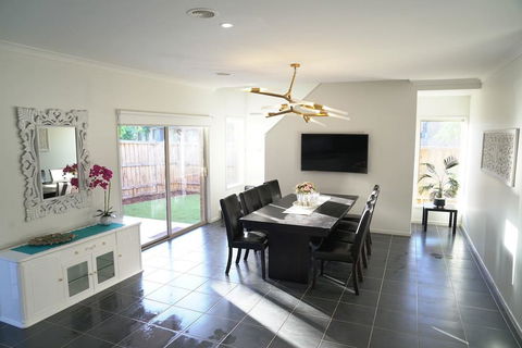 Classic 6BRM Villa In Melbourne - Mackay Tourism 3