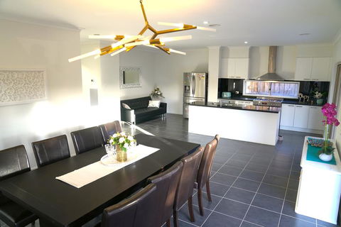 Classic 6BRM Villa In Melbourne - Mackay Tourism 1