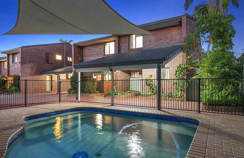 Cleveland Visitor Villas Motel - Mackay Tourism 0