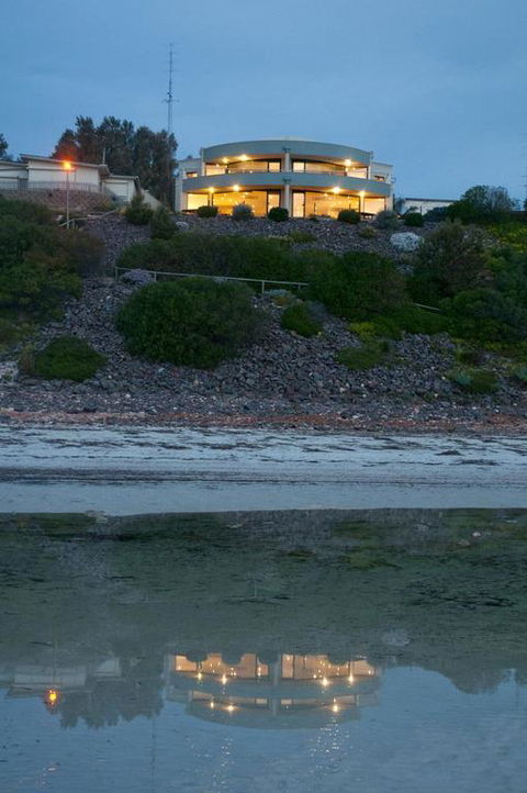 Cliff House Beachfront Villas - Mackay Tourism 3