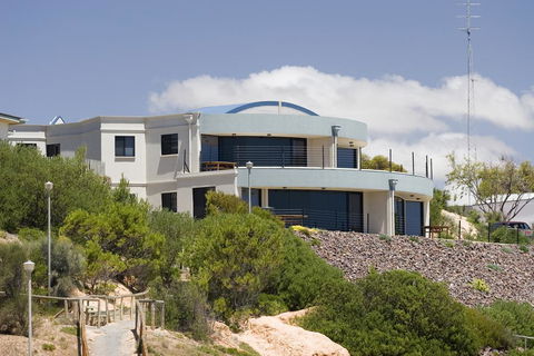Cliff House Beachfront Villas - Mackay Tourism 2