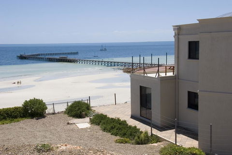 Cliff House Beachfront Villas - Mackay Tourism 0