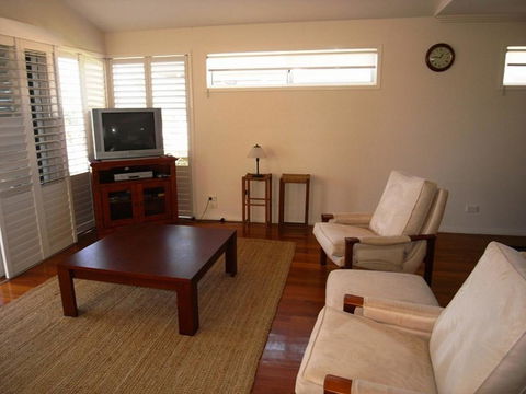 Clovelly Beach Townhouse - Mackay Tourism 0