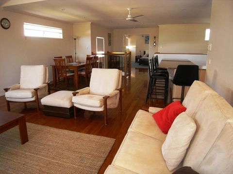 Clovelly Beach Townhouse - Mackay Tourism 3