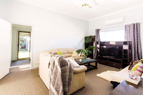 Coal D' Vine Cottage - Cessnock NSW - Mackay Tourism 3