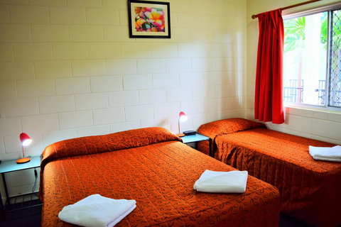 Coconut Grove Holiday Apartments - Mackay Tourism 3