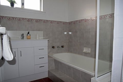 Cole House Apartments - Mackay Tourism 0