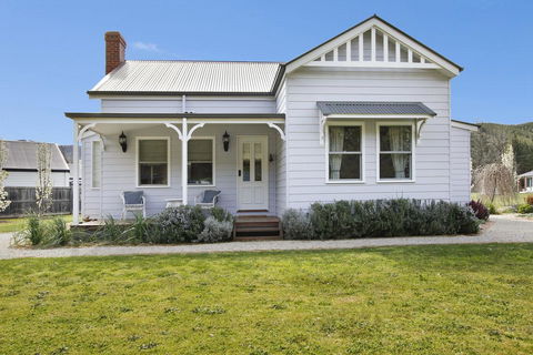 Collins Cottage - Mackay Tourism 0