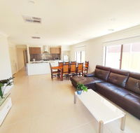 Comfortable 5BR House 6mins to Werribee Station.Great Ocean Road tourist stopover - Mackay Tourism