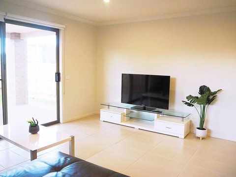 Comfortable 5BR House 6mins To Werribee Station.Great Ocean Road Tourist Stopover - Mackay Tourism 2