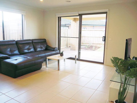 Comfortable 5BR House 6mins To Werribee Station.Great Ocean Road Tourist Stopover - Mackay Tourism 1