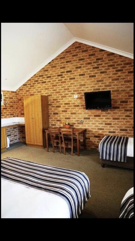 Condobolin Motor Inn - Mackay Tourism 3