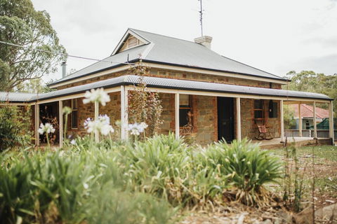 Cooke Cottage - Mackay Tourism 0