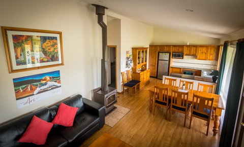 Cottages On Lovedale - Mackay Tourism 1