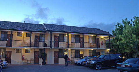 Country Plaza Motel - Mackay Tourism 1