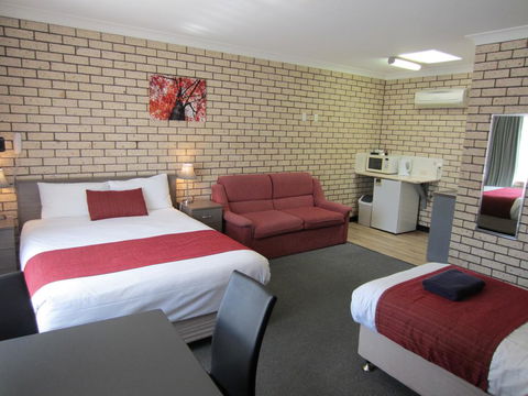 Cowra Crest Motel - Mackay Tourism 2
