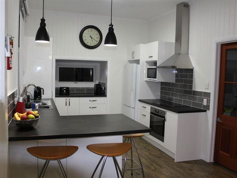 Creekview Cottage - 70 Lock Street - Mackay Tourism 1