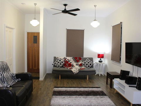 Creekview Cottage - 70 Lock Street - Mackay Tourism 3