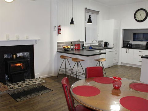 Creekview Cottage - 70 Lock Street - Mackay Tourism 2